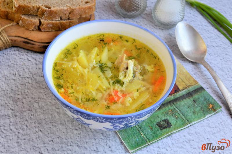 Фото приготовление рецепта: Куриный суп с вермишелью и яйцом шаг №9