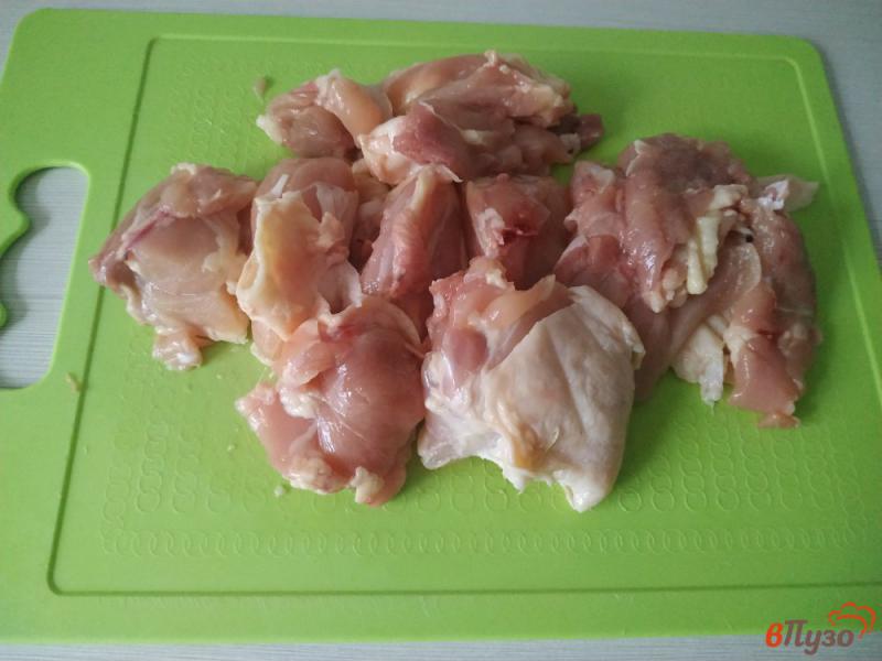 Фото приготовление рецепта: Куриные бедрышки тушеные с луком и сливками шаг №1