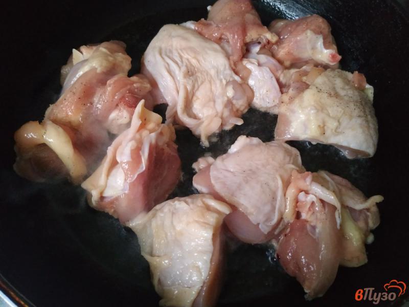 Фото приготовление рецепта: Куриные бедрышки тушеные с луком и сливками шаг №3