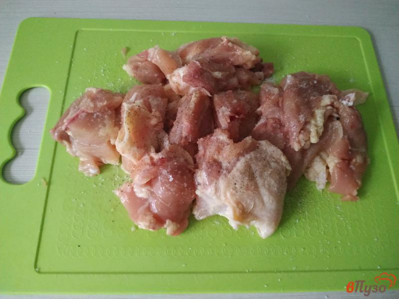Фото приготовление рецепта: Куриные бедрышки тушеные с луком и сливками шаг №2