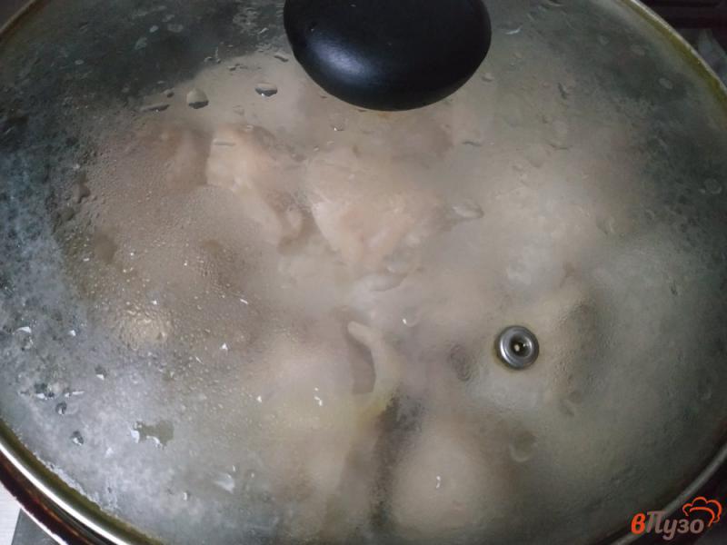 Фото приготовление рецепта: Куриные бедрышки тушеные с луком и сливками шаг №8