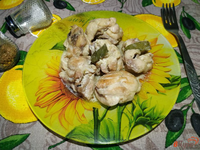 Фото приготовление рецепта: Куриные бедрышки тушеные с луком и сливками шаг №9