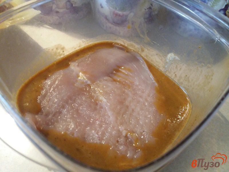 Фото приготовление рецепта: Отбивная из куриного филе маринованная в греческом йогурте шаг №4