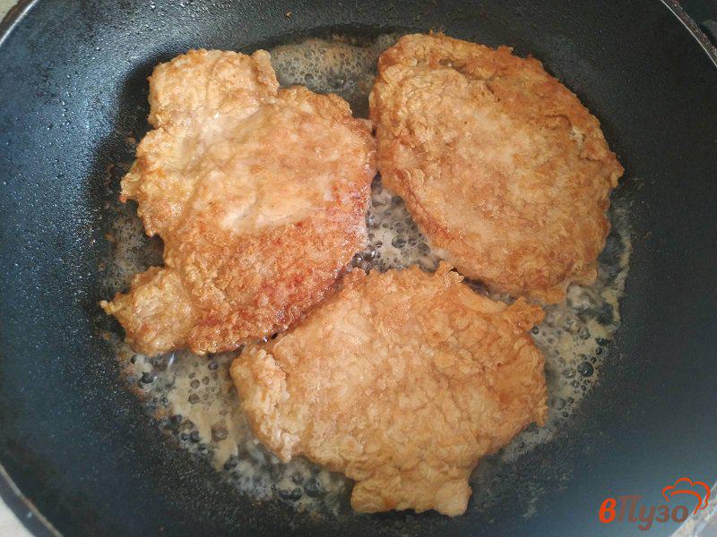 Фото приготовление рецепта: Отбивная из куриного филе маринованная в греческом йогурте шаг №7