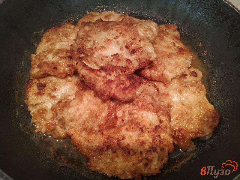 Фото приготовление рецепта: Отбивная из куриного филе маринованная в греческом йогурте шаг №8