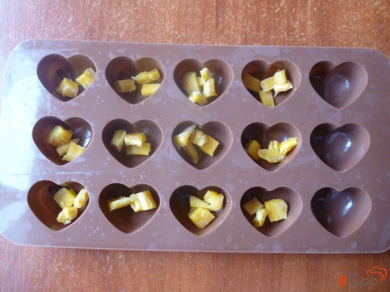 Фото приготовление рецепта: Молочные шоколадные конфеты с кэробом шаг №3