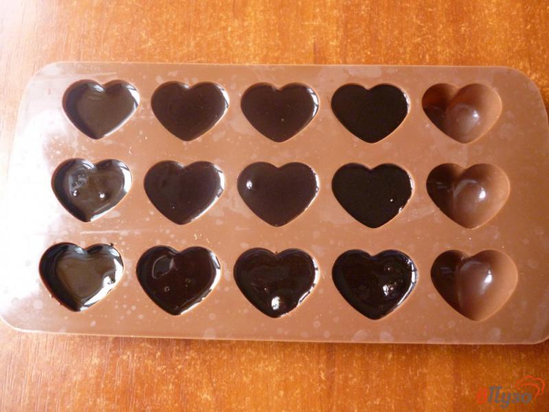 Фото приготовление рецепта: Молочные шоколадные конфеты с кэробом шаг №4