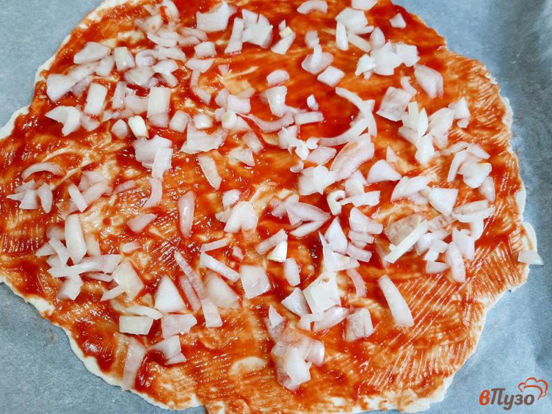 Фото приготовление рецепта: Пицца на дрожжевом тесте с оливками и сосисками шаг №11