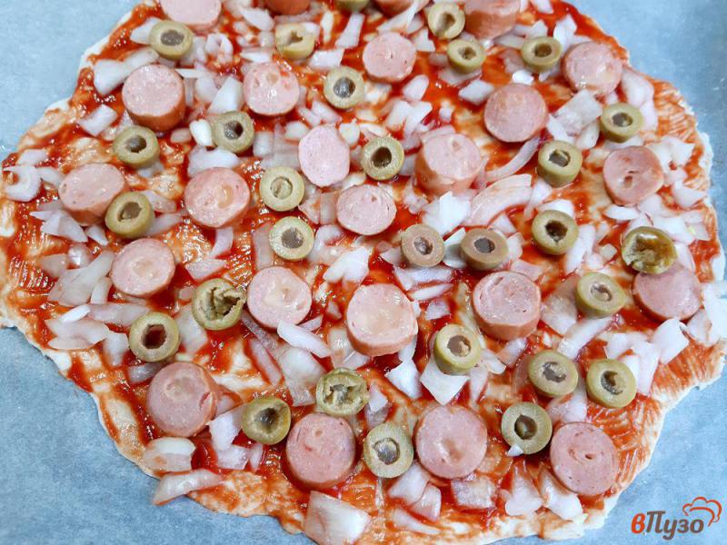 Фото приготовление рецепта: Пицца на дрожжевом тесте с оливками и сосисками шаг №13