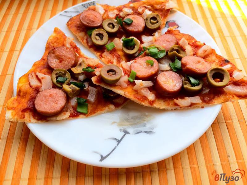 Фото приготовление рецепта: Пицца на дрожжевом тесте с оливками и сосисками шаг №15
