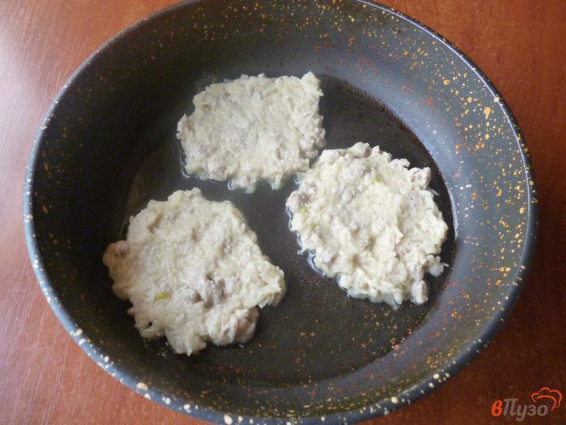 Фото приготовление рецепта: Картофельные драники с фаршем шаг №6