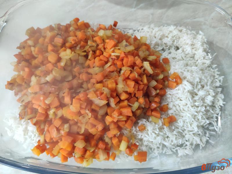 Фото приготовление рецепта: Куриные голени с рисом в духовке шаг №3