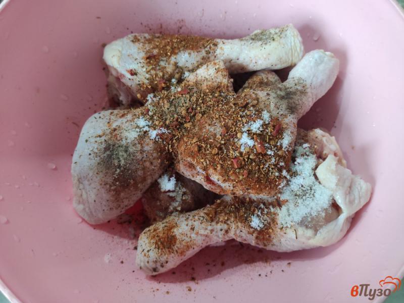 Фото приготовление рецепта: Куриные голени с рисом в духовке шаг №6