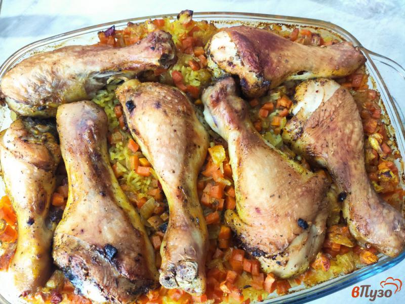 Фото приготовление рецепта: Куриные голени с рисом в духовке шаг №8