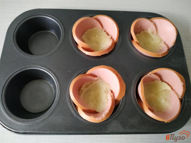 Фото приготовление рецепта: Закусочное яйцо с колбасой и картофелем шаг №4