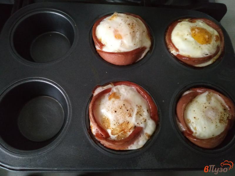 Фото приготовление рецепта: Закусочное яйцо с колбасой и картофелем шаг №7