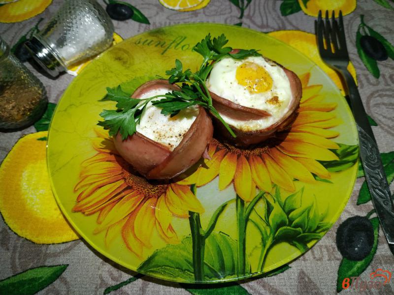 Фото приготовление рецепта: Закусочное яйцо с колбасой и картофелем шаг №8