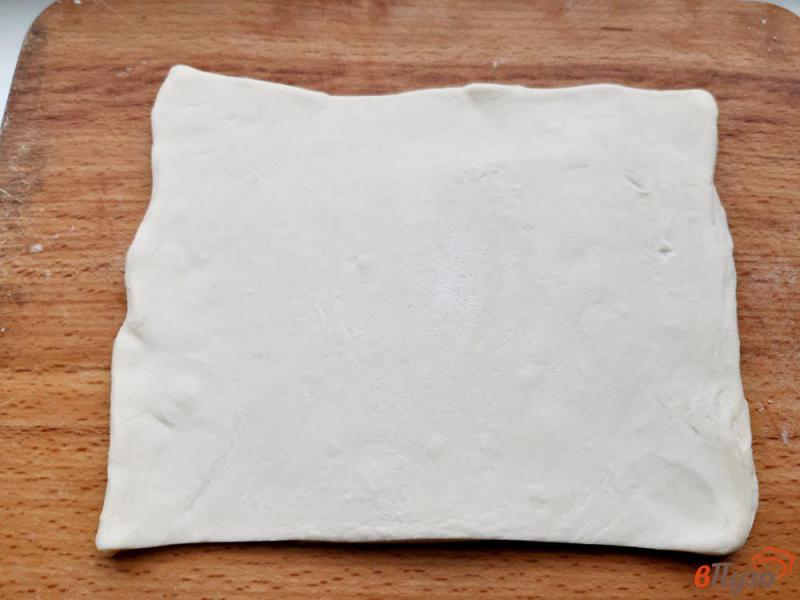 Фото приготовление рецепта: Кальцоне закрытая пицца из слоеного теста шаг №3