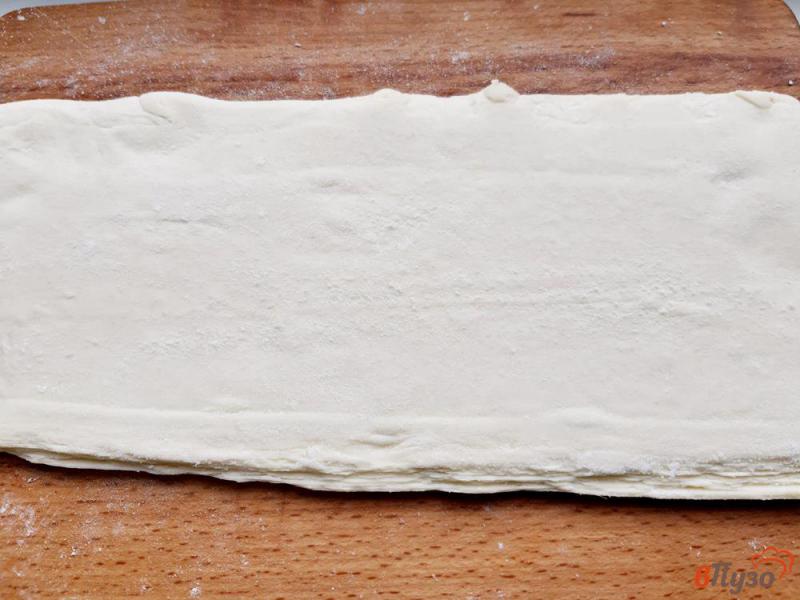 Фото приготовление рецепта: Кальцоне закрытая пицца из слоеного теста шаг №1