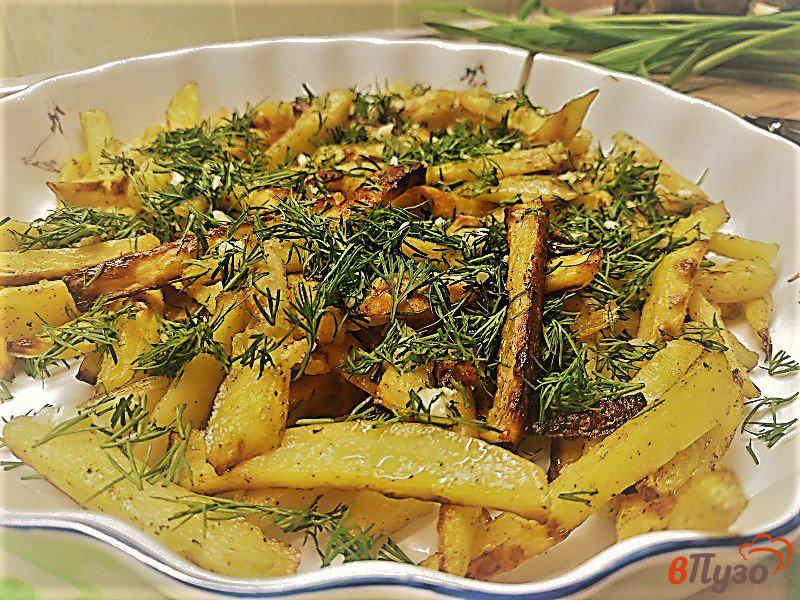 Фото приготовление рецепта: Запеченный картофель с чесноком и зеленью шаг №9