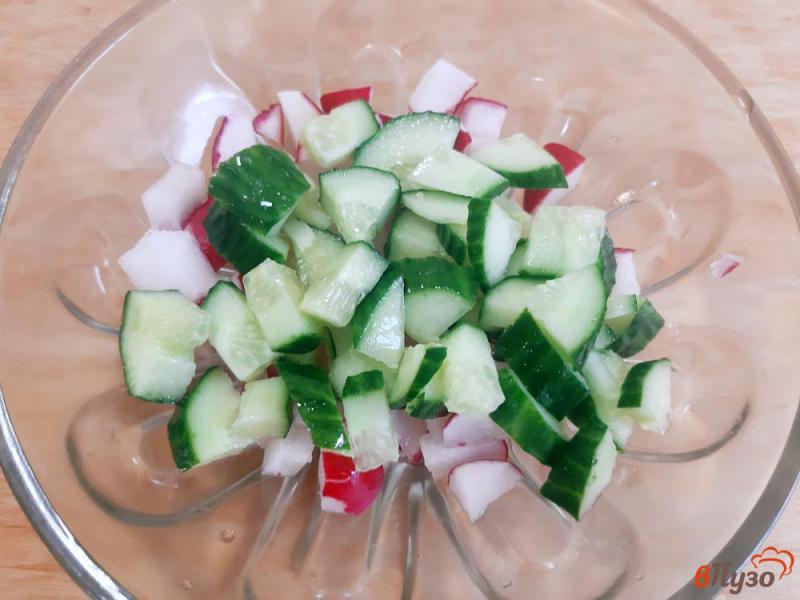 Фото приготовление рецепта: Салат с пекинской капустой редисом и огурцами шаг №2