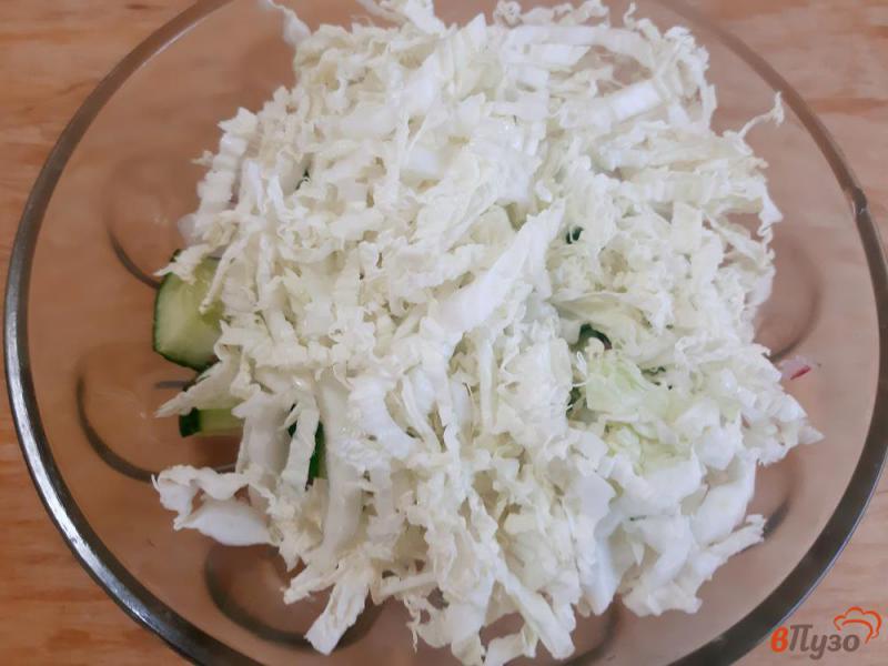Фото приготовление рецепта: Салат с пекинской капустой редисом и огурцами шаг №4