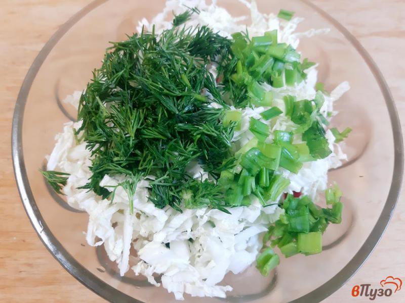 Фото приготовление рецепта: Салат с пекинской капустой редисом и огурцами шаг №5