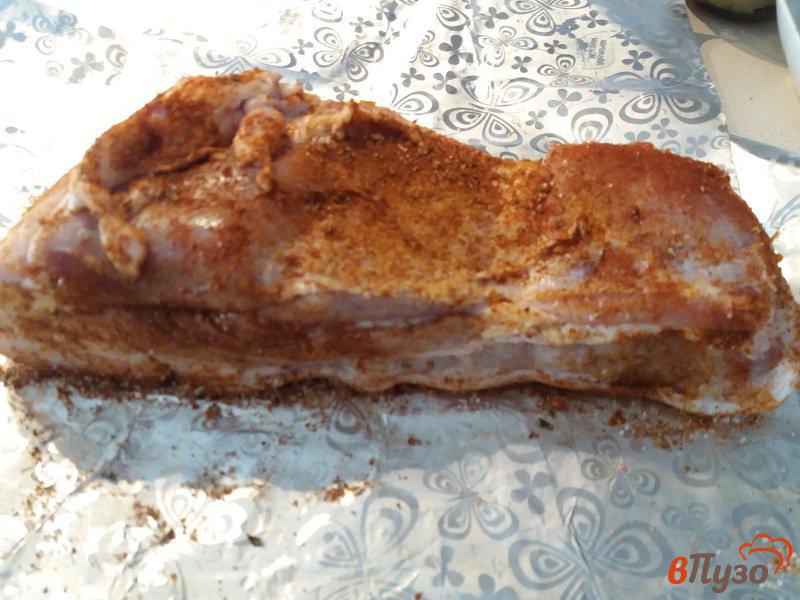 Фото приготовление рецепта: Грудинка  из свинины запеченная в пряных специях шаг №4