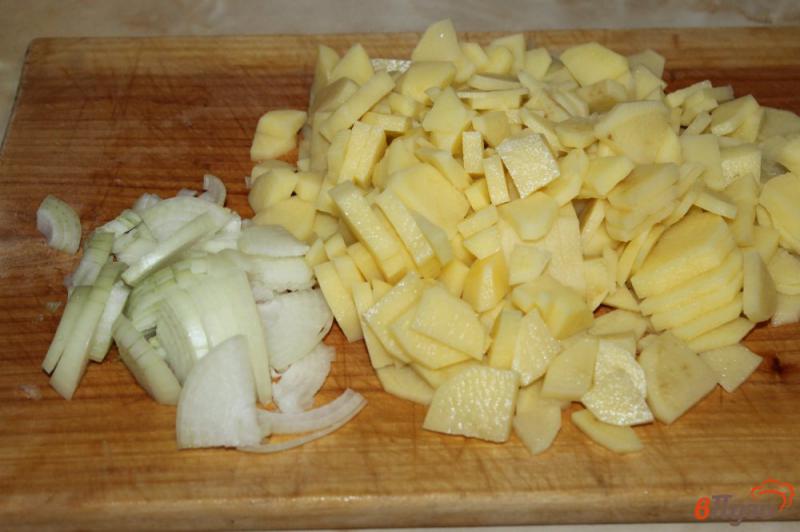 Фото приготовление рецепта: Картошка с грибами и луком шаг №1