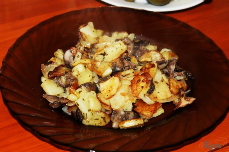 Фото приготовление рецепта: Картошка с грибами и луком шаг №5