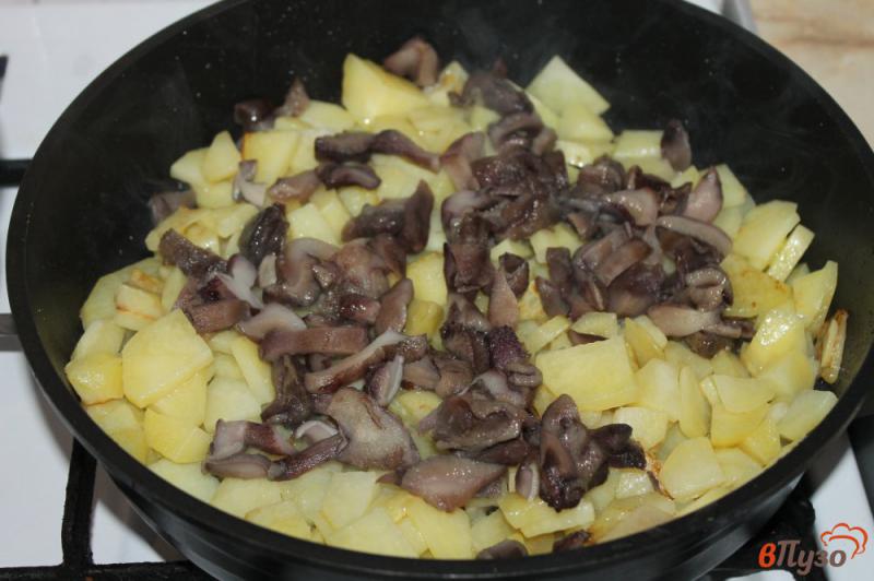 Фото приготовление рецепта: Картошка с грибами и луком шаг №3