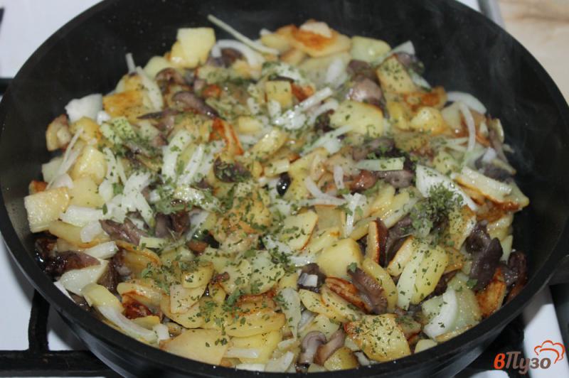 Фото приготовление рецепта: Картошка с грибами и луком шаг №4
