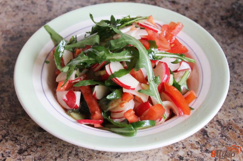 Фото приготовление рецепта: Салат из редиса и рукколы шаг №5