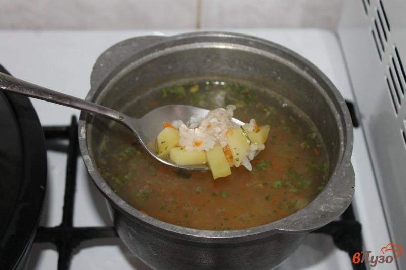 Фото приготовление рецепта: Суп с рисом и фрикадельками шаг №4