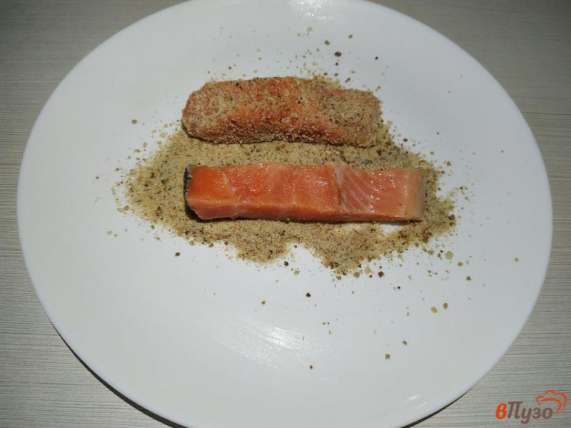 Фото приготовление рецепта: Жареный лосось в сухарях шаг №2