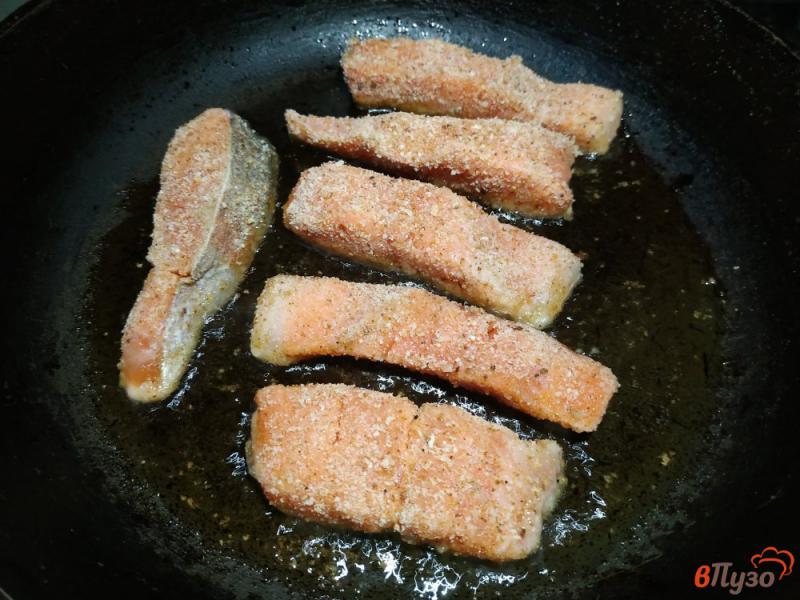 Фото приготовление рецепта: Жареный лосось в сухарях шаг №3