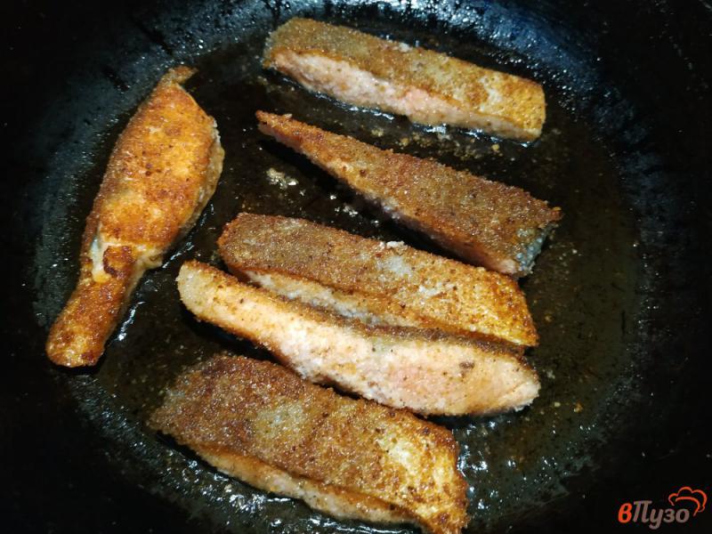 Фото приготовление рецепта: Жареный лосось в сухарях шаг №4