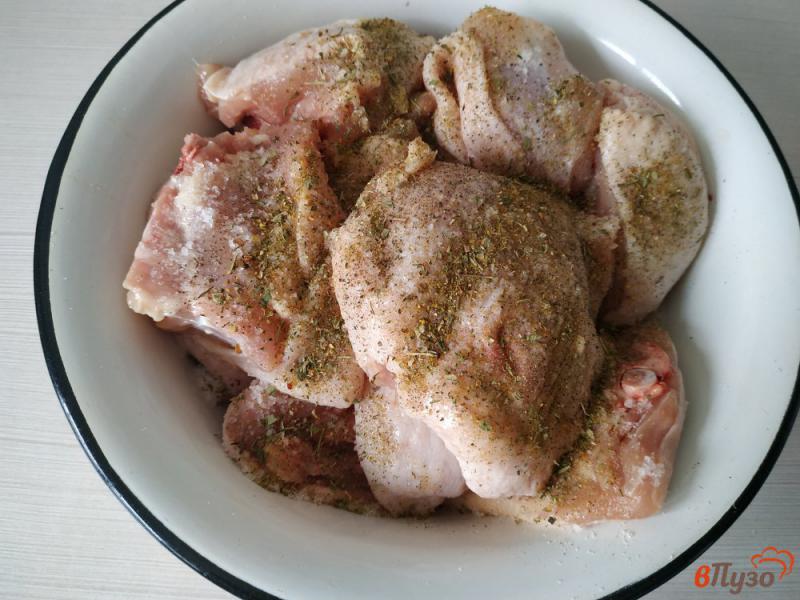 Фото приготовление рецепта: Куриные бёдрышки запечённые в рукаве шаг №2