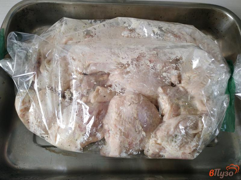 Фото приготовление рецепта: Куриные бёдрышки запечённые в рукаве шаг №4