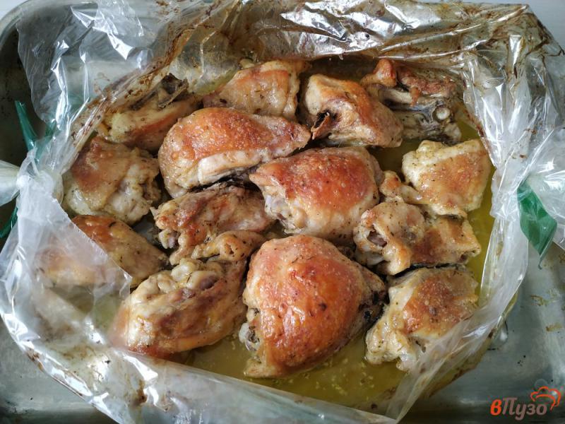 Фото приготовление рецепта: Куриные бёдрышки запечённые в рукаве шаг №5