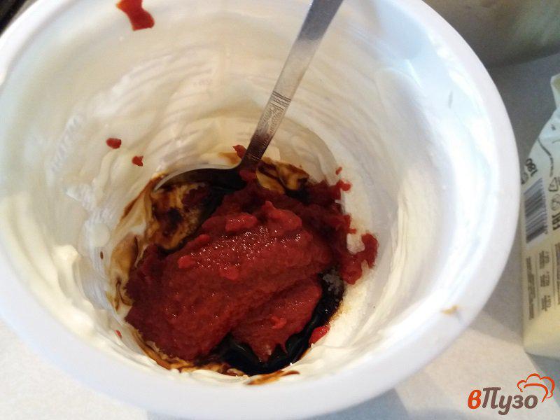 Фото приготовление рецепта: Запечённые куриные бёдра в томатно-чесночном соусе шаг №2