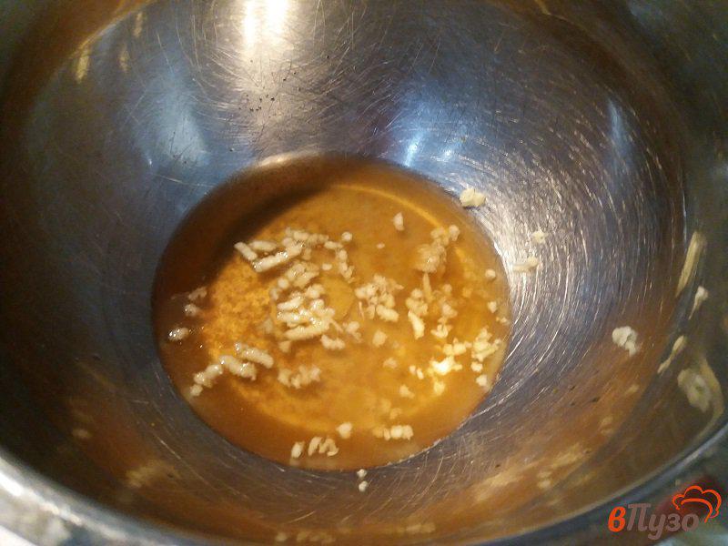 Фото приготовление рецепта: Запечённые куриные бёдра в томатно-чесночном соусе шаг №4