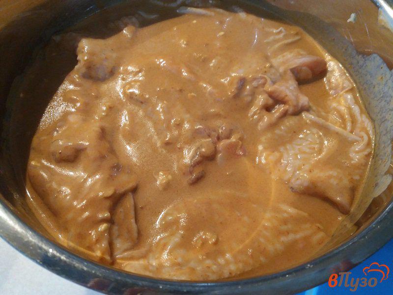 Фото приготовление рецепта: Запечённые куриные бёдра в томатно-чесночном соусе шаг №6