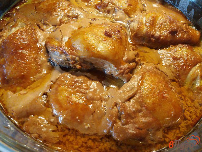 Фото приготовление рецепта: Запечённые куриные бёдра в томатно-чесночном соусе шаг №9