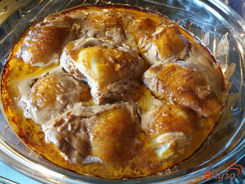 Фото приготовление рецепта: Запечённые куриные бёдра в томатно-чесночном соусе шаг №8