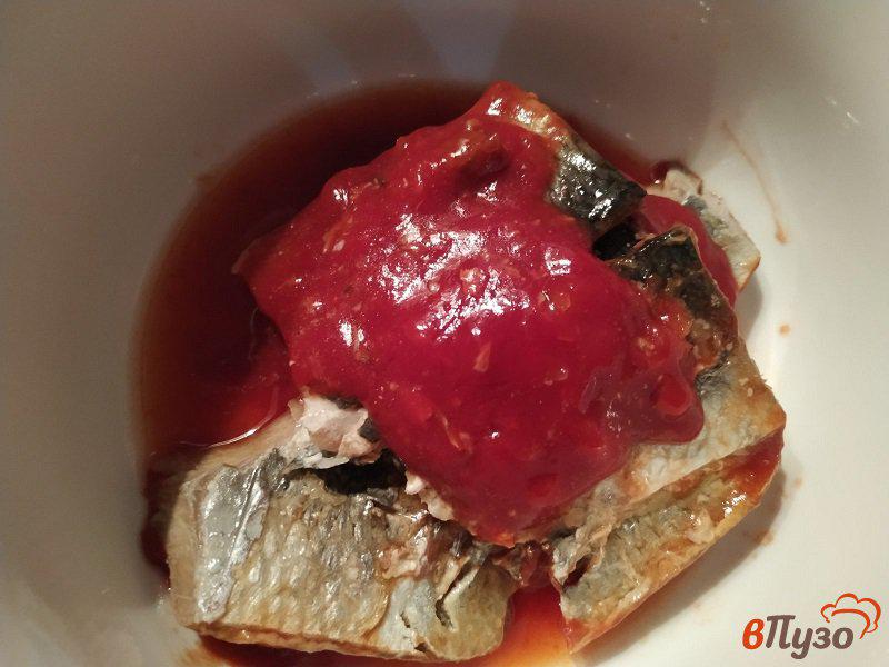 Фото приготовление рецепта: Горячие бутерброды с сельдью в томатном соусе шаг №1