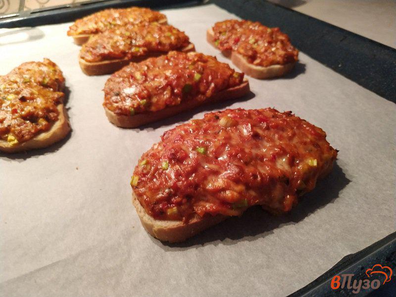 Фото приготовление рецепта: Горячие бутерброды с сельдью в томатном соусе шаг №6