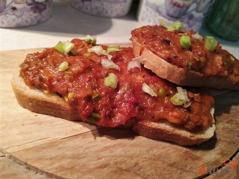 Фото приготовление рецепта: Горячие бутерброды с сельдью в томатном соусе шаг №7