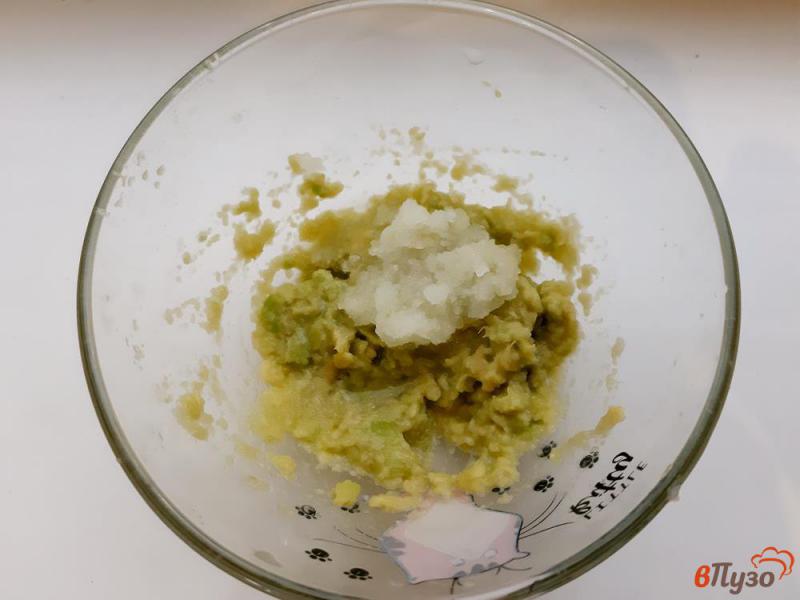 Фото приготовление рецепта: Сырные тарталетки с авокадо шаг №4