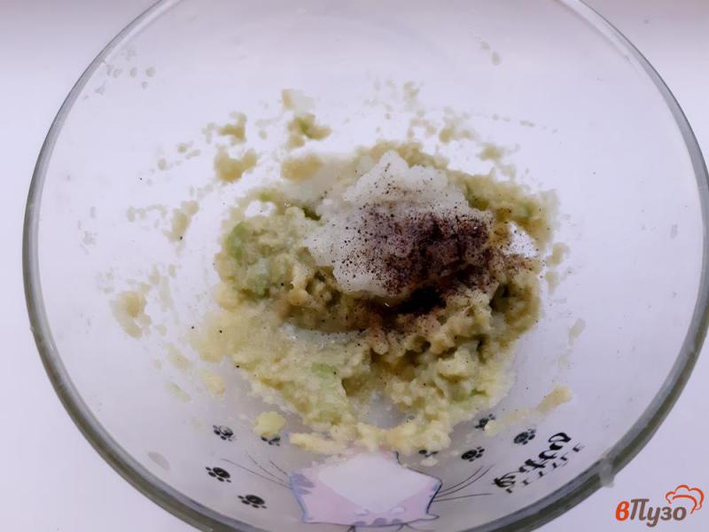 Фото приготовление рецепта: Сырные тарталетки с авокадо шаг №5